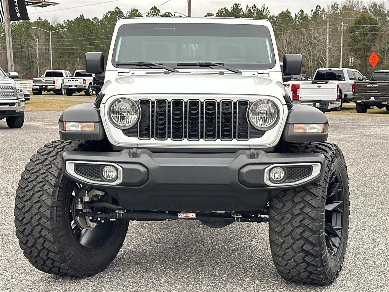 Used 2025 Jeep Gladiator Sport image 2