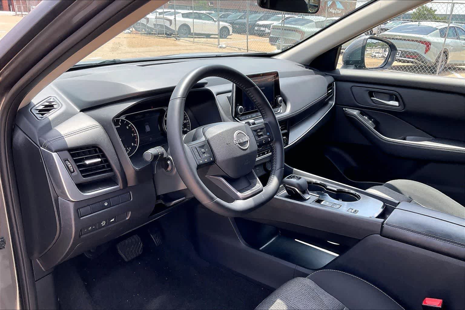 Used 2025 Nissan Rogue SV FWD image 2