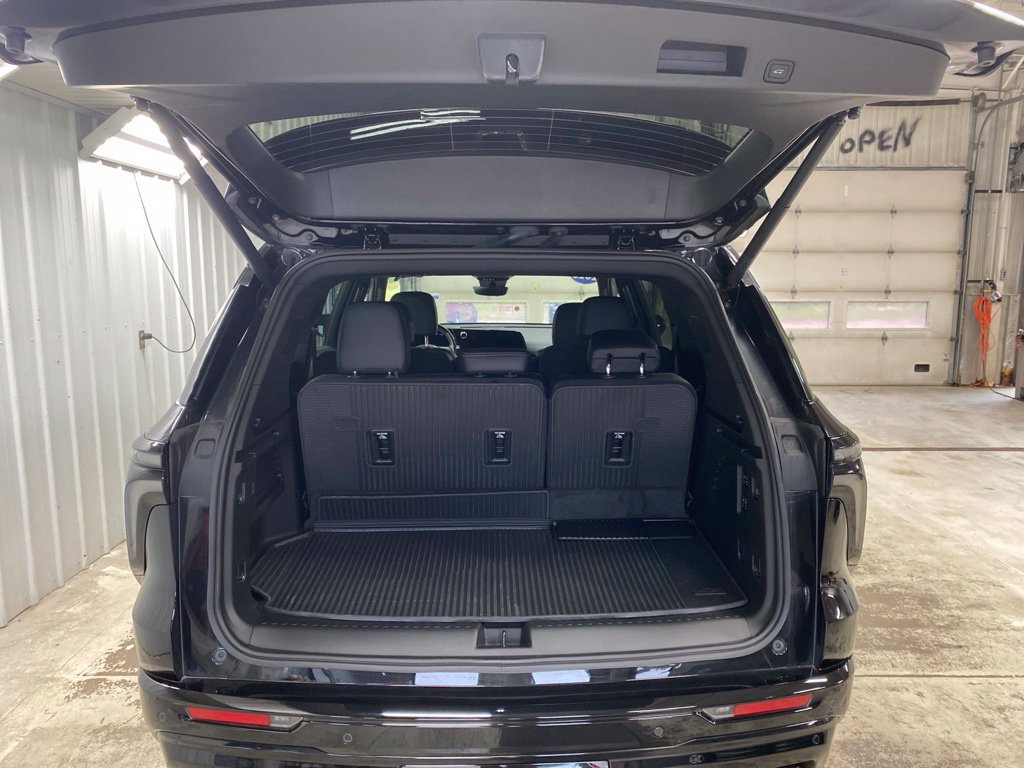 Used 2026 Chevrolet Traverse High Country w/ LPO, Floor Liner Package AWD/4WD image 14