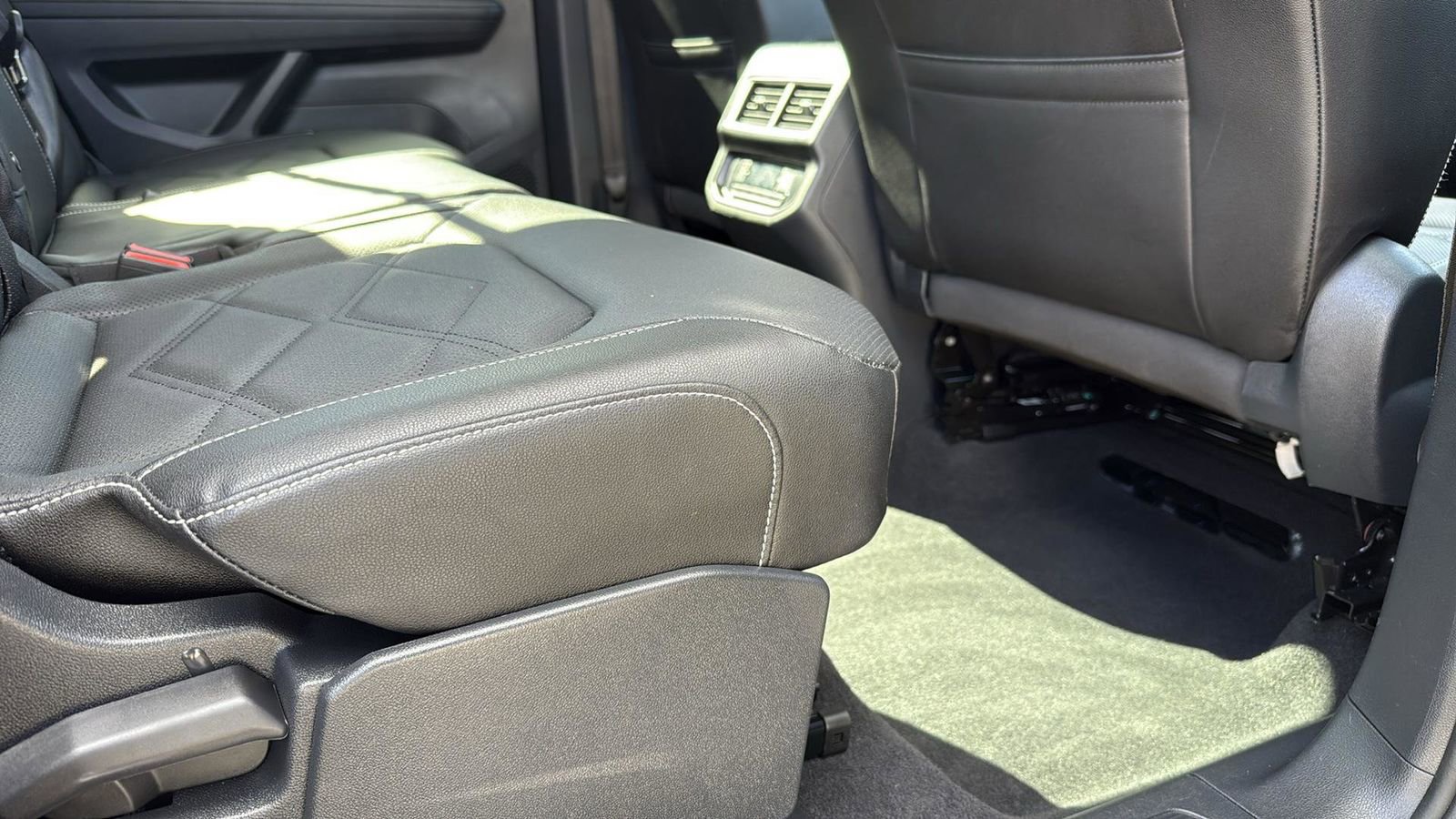 Used 2025 Volkswagen Atlas SE image 27