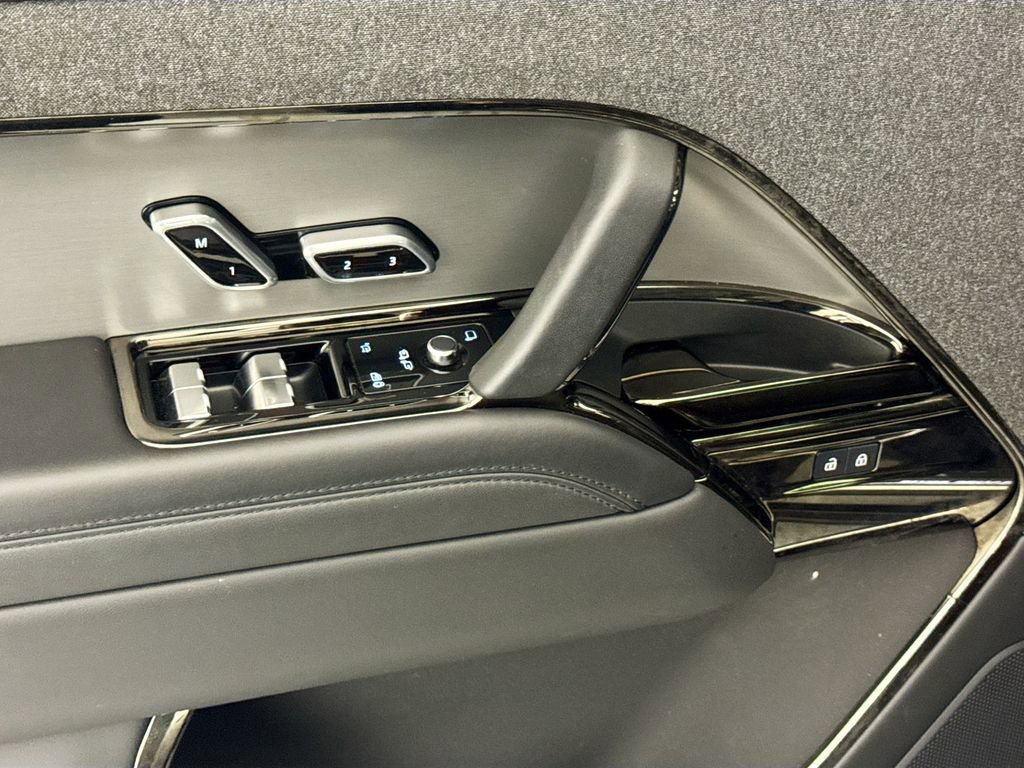 Used 2025 Land Rover Range Rover Sport SE image 17