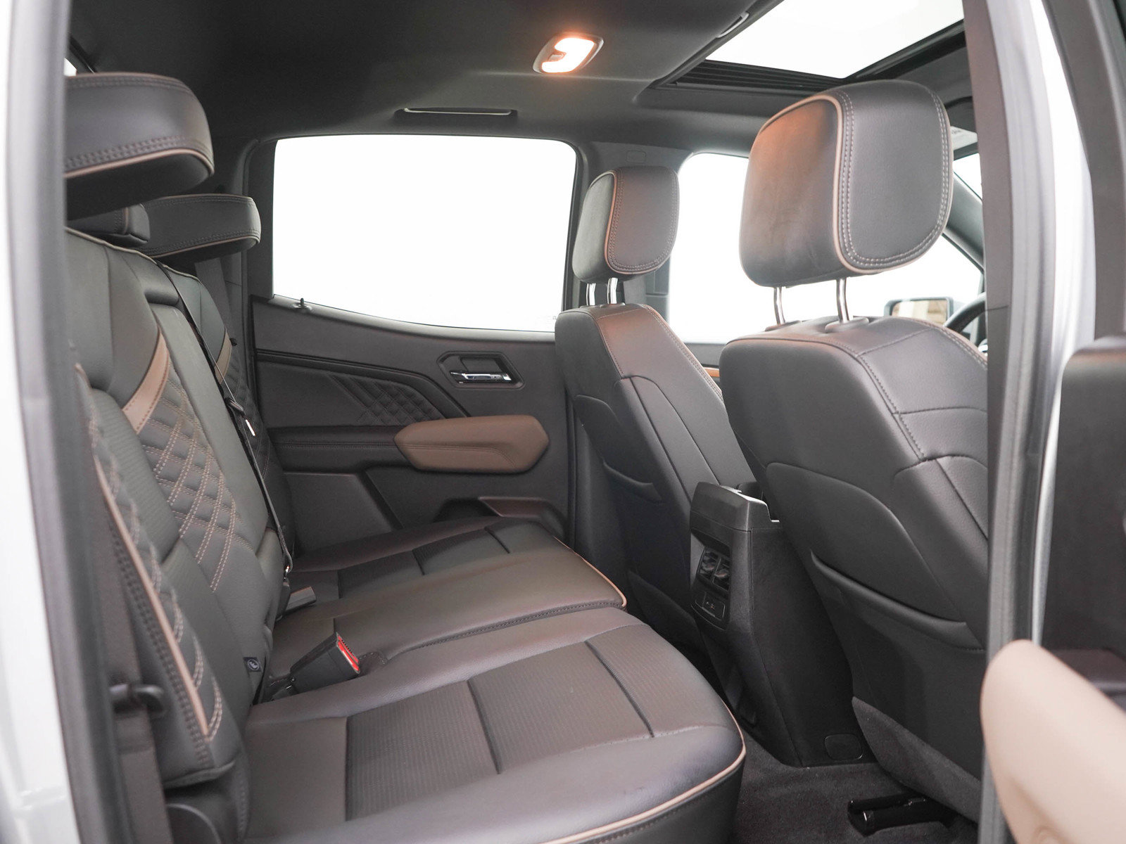 Used 2024 GMC Canyon Denali AWD/4WD image 14