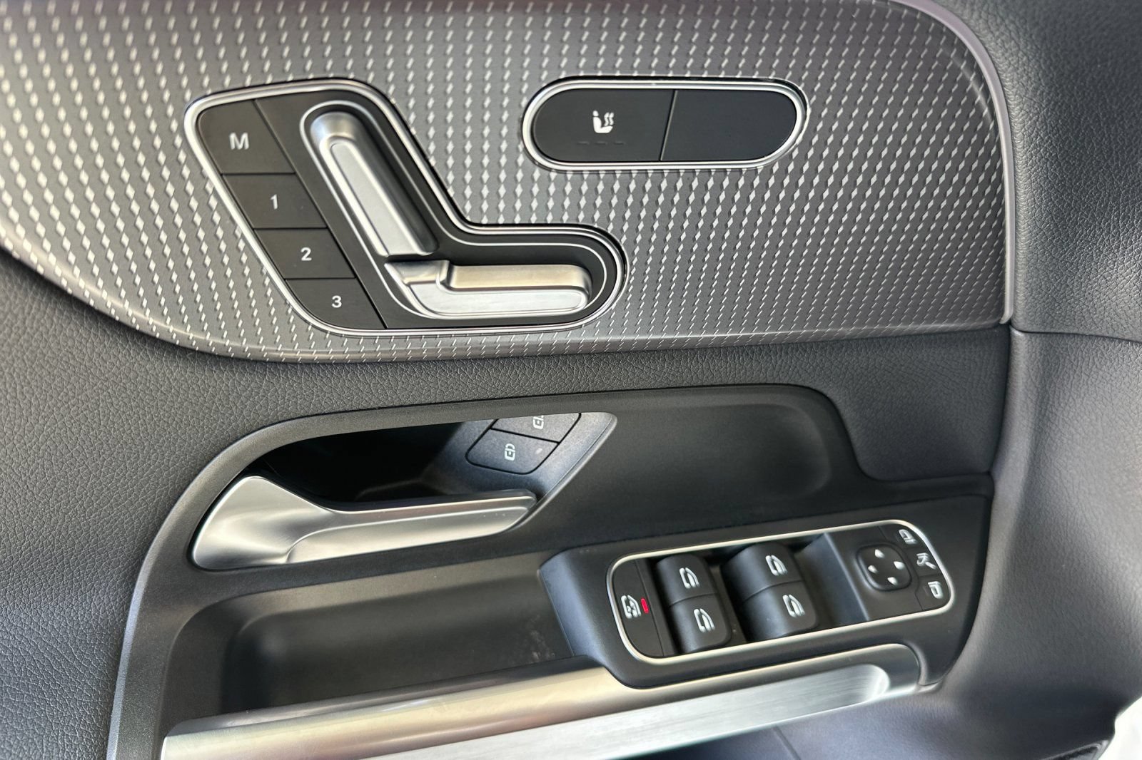Used 2023 Mercedes-Benz EQB 300 4MATIC w/ Exclusive Package image 12