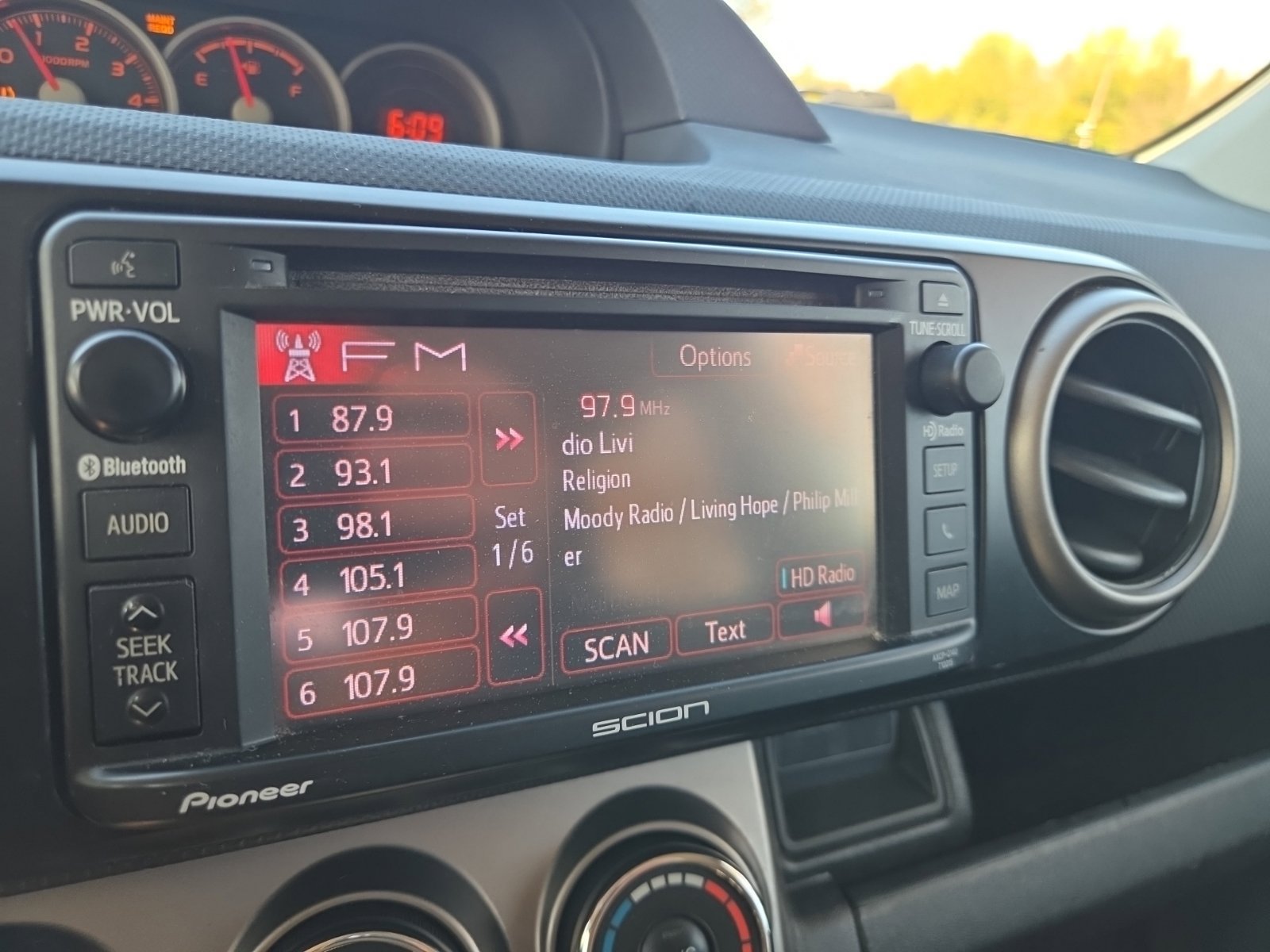 Used 2015 Scion xB FWD image 19