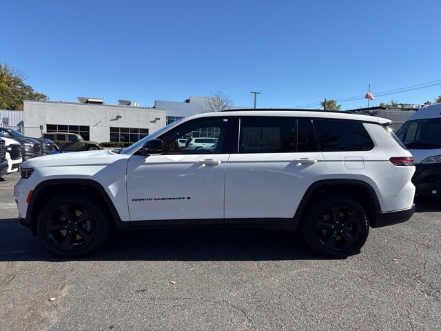 Used 2024 Jeep Grand Cherokee L Laredo AWD/4WD image 19