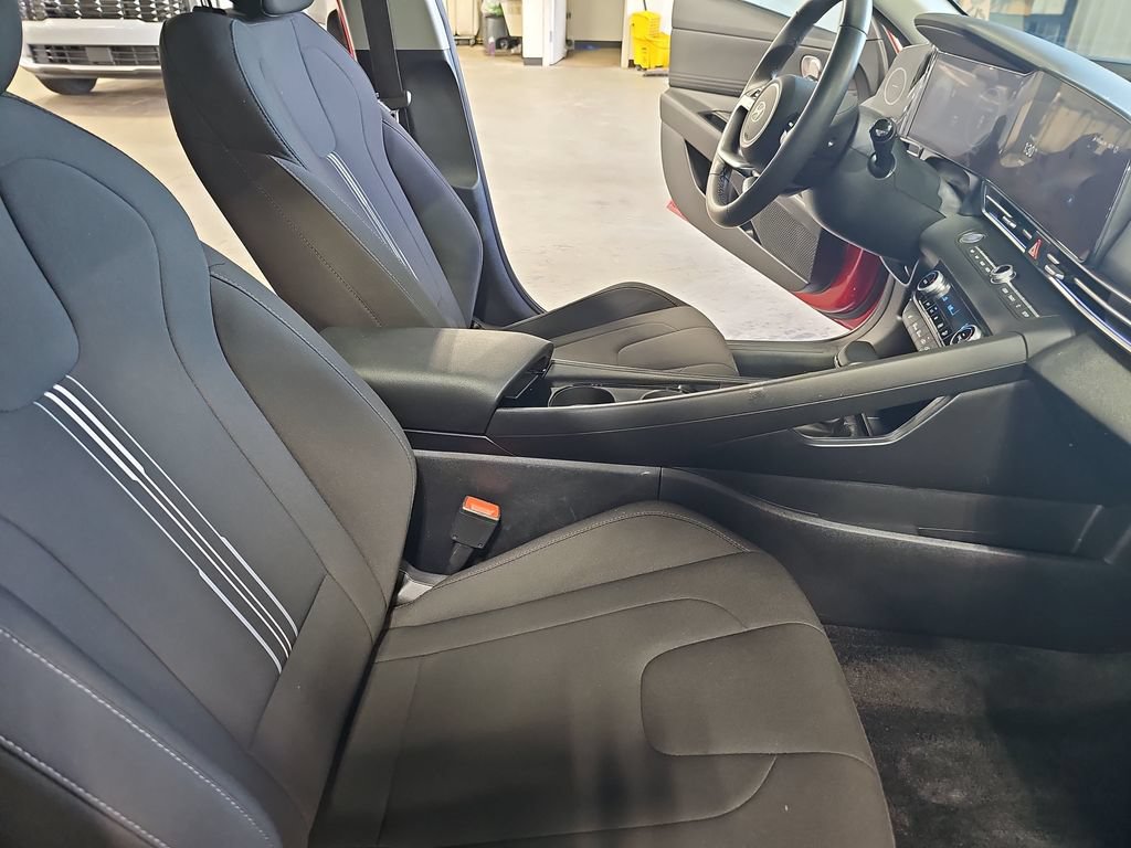 Certified 2025 Hyundai Elantra SEL FWD image 17