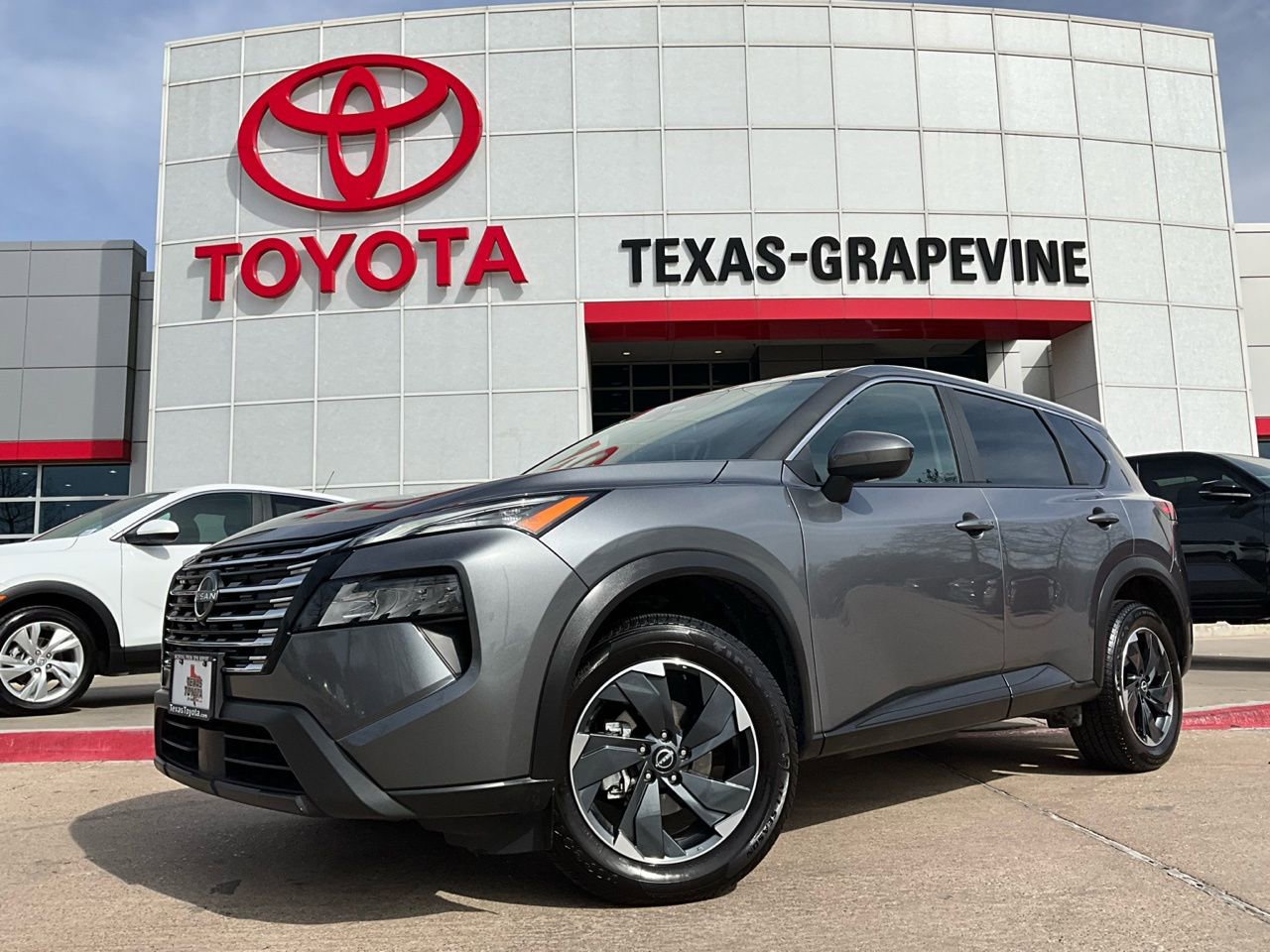 Used 2025 Nissan Rogue SV image 2