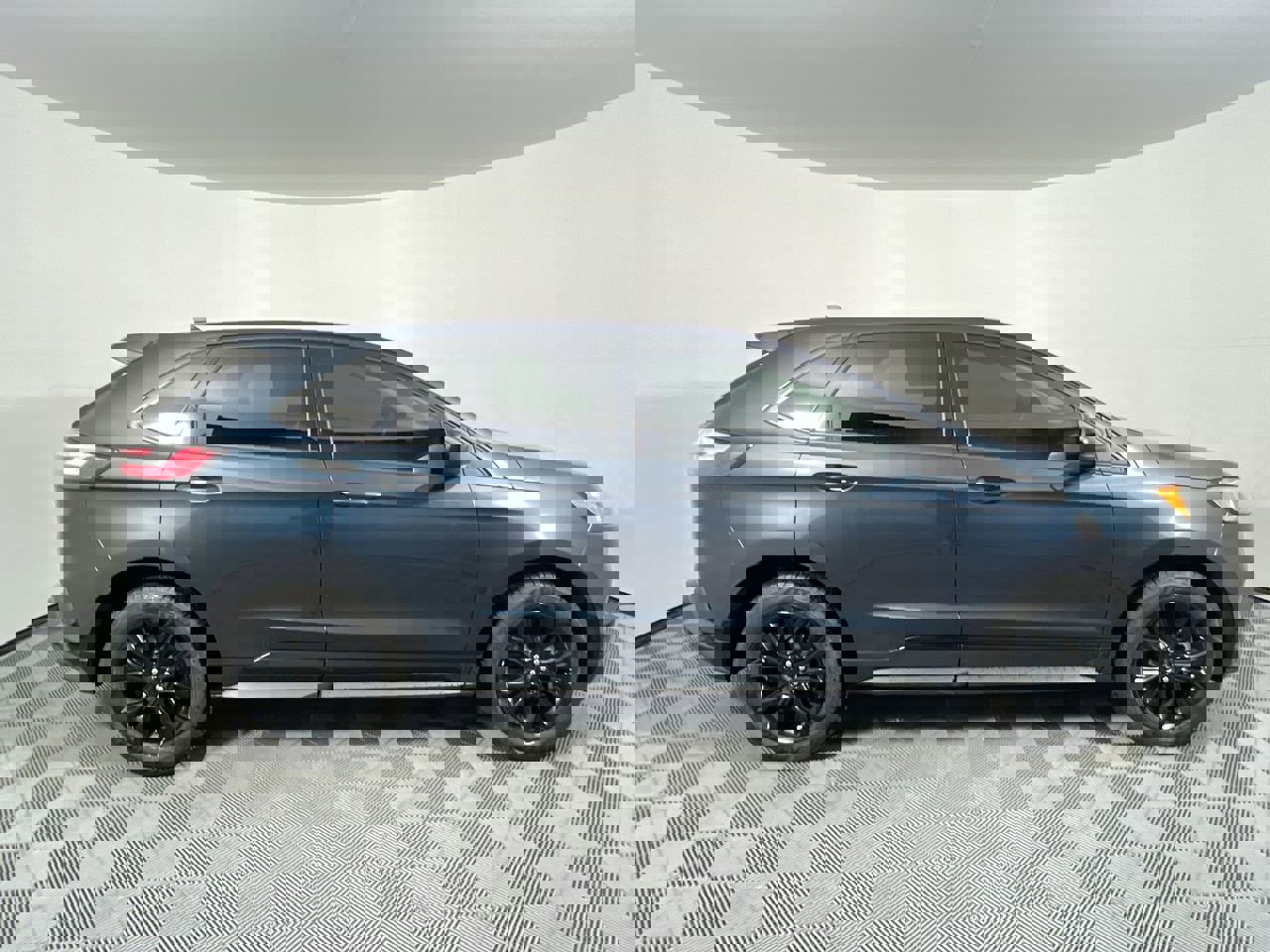 Used 2022 Ford Edge SE w/ Black Appearance Package image 2