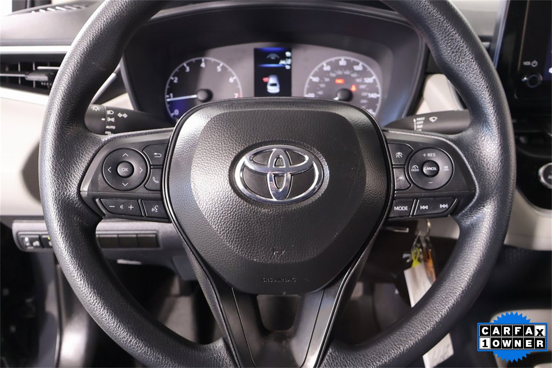 Used 2025 Toyota Corolla LE image 3