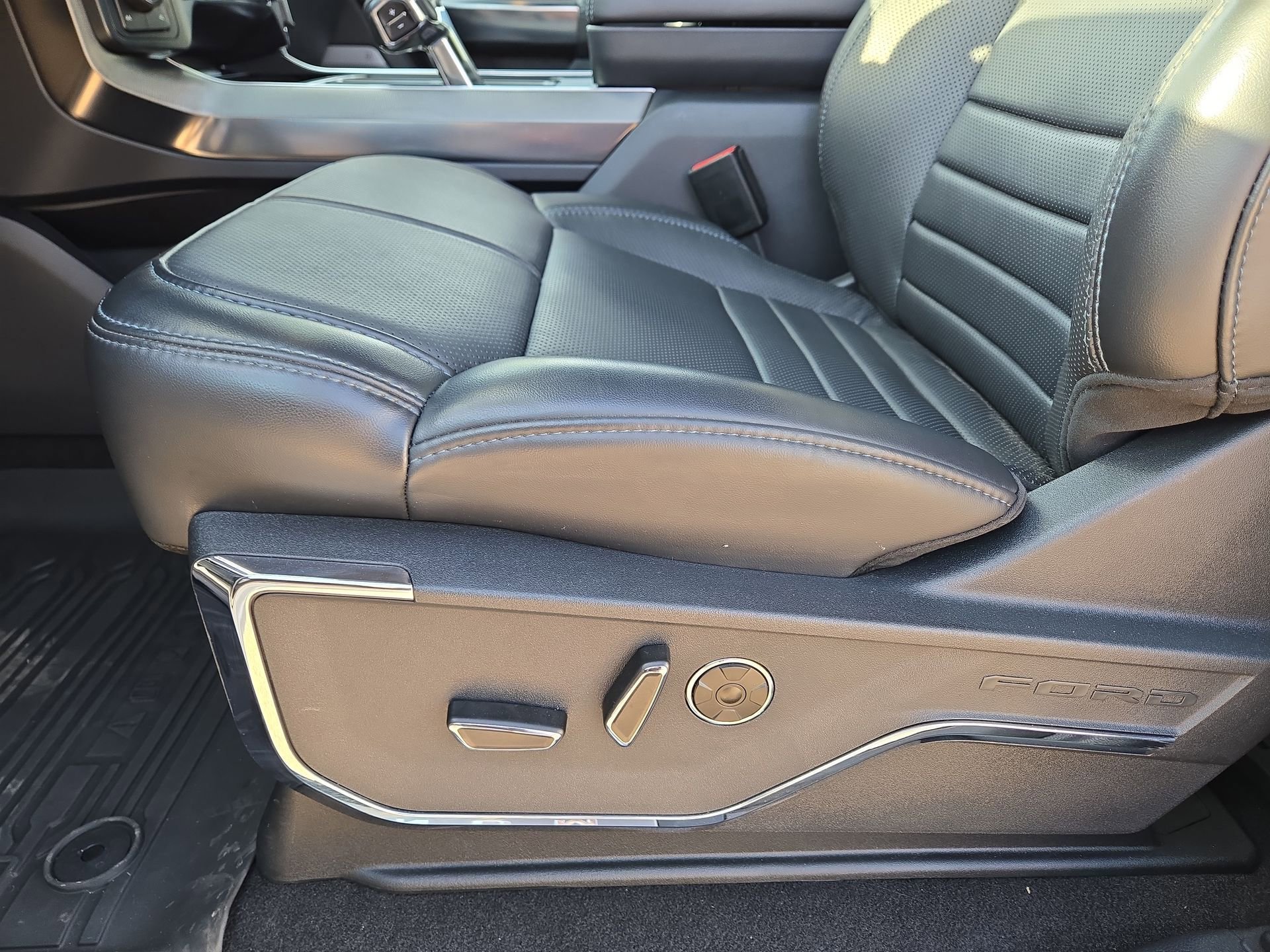 Used 2025 Ford F150 Platinum w/ FX4 Off-Road Package image 17