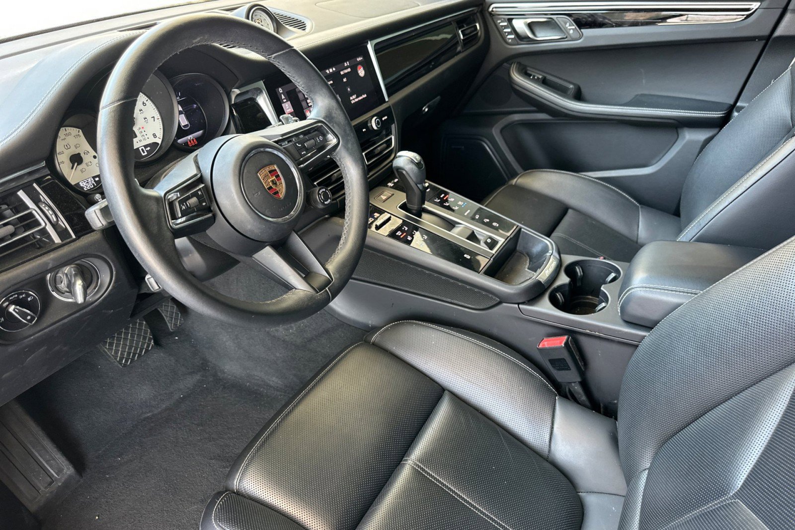 Certified 2024 Porsche Macan AWD/4WD image 4