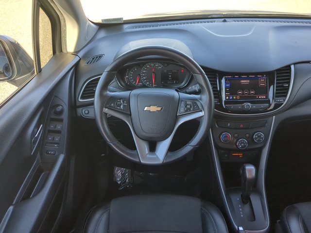 Used 2021 Chevrolet Trax LT w/ Midnight Edition FWD image 17
