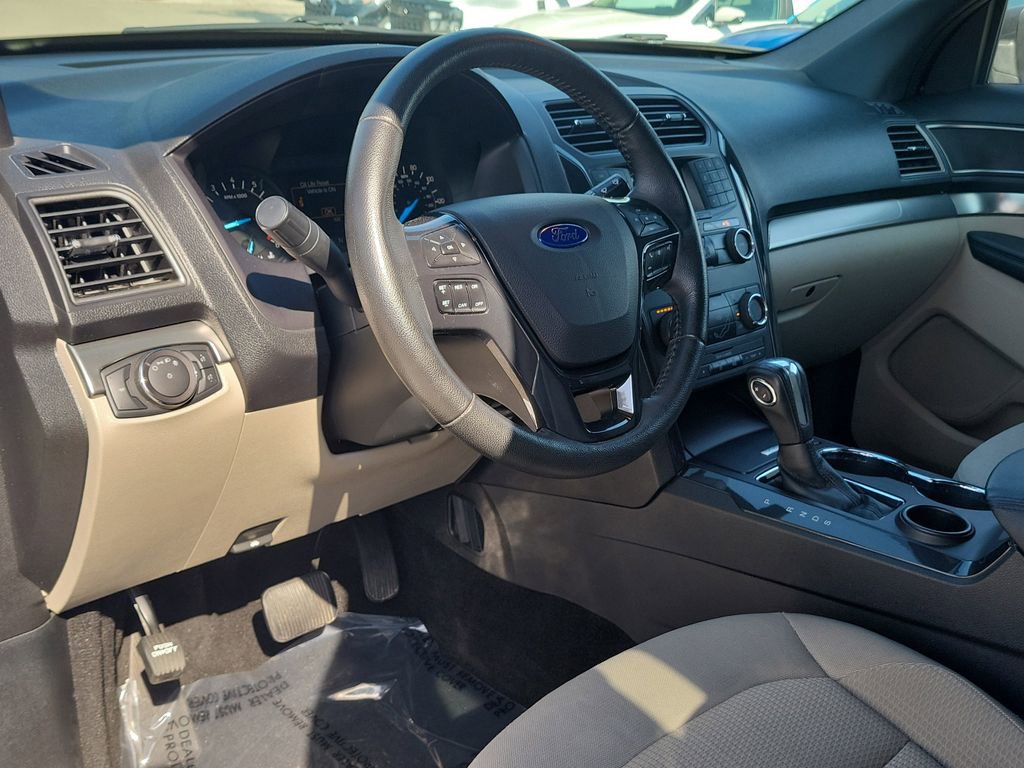 Used 2018 Ford Explorer XLT image 17