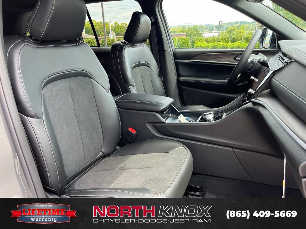 New 2027 Jeep Grand Cherokee Altitude AWD/4WD image 27