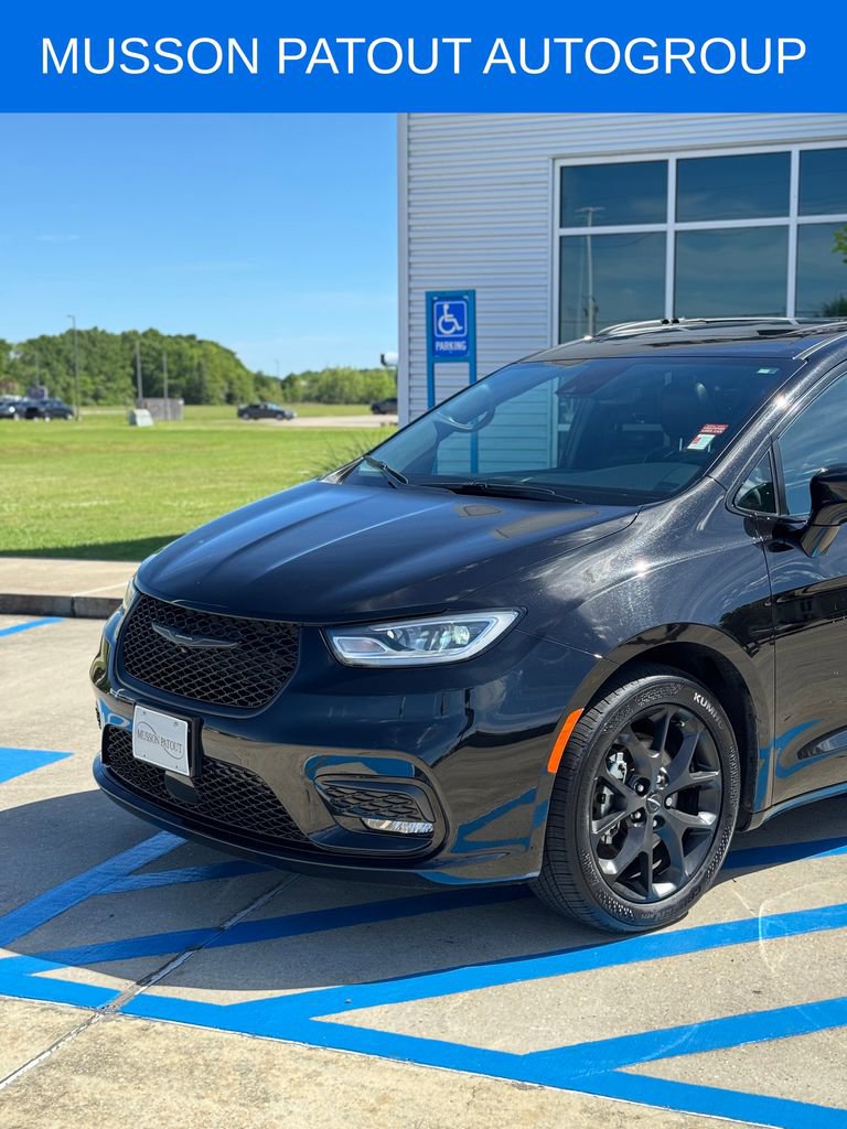 Used 2025 Chrysler Pacifica Limited image 2