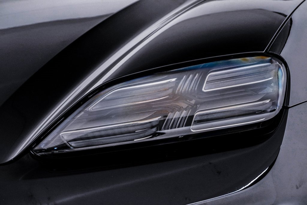 Certified 2025 Porsche Macan Electric image 7