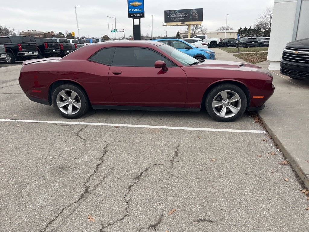 Used 2018 Dodge Challenger SXT image 2