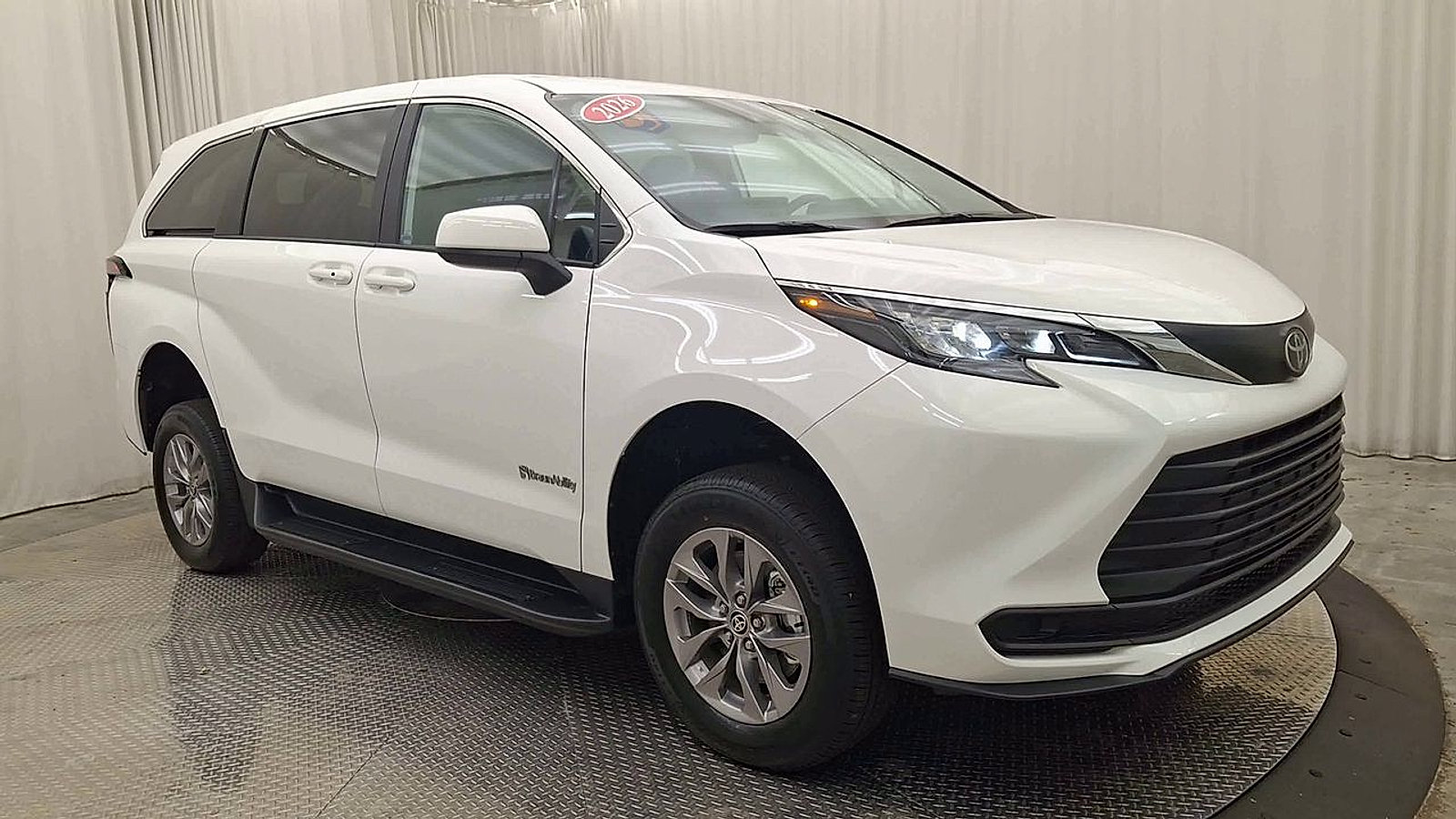 Used 2026 Toyota Sienna LE FWD image 7