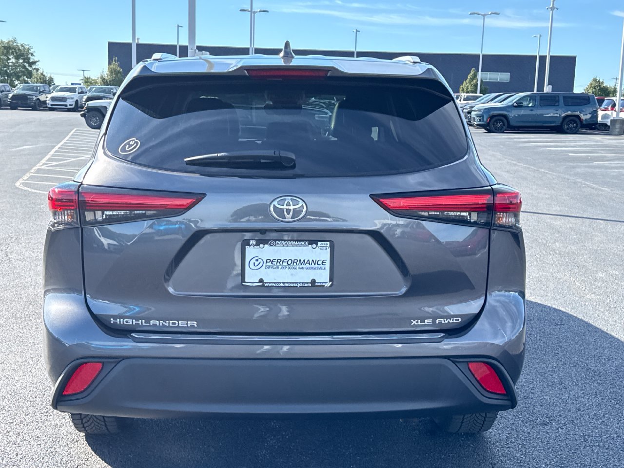Used 2022 Toyota Highlander XLE AWD/4WD image 3
