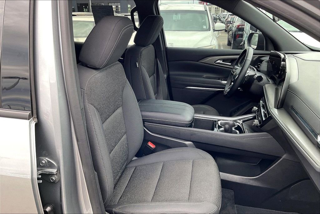 Used 2025 Chevrolet Traverse LT image 10