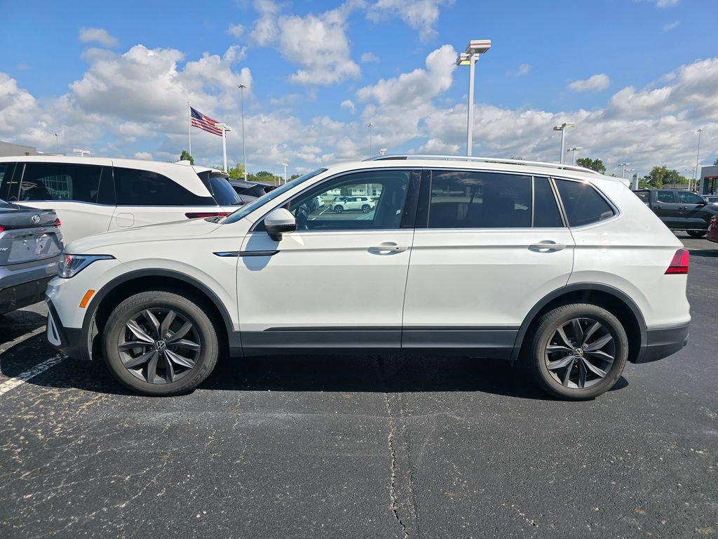 Used 2023 Volkswagen Tiguan SE w/ Panoramic Sunroof Package FWD image 3