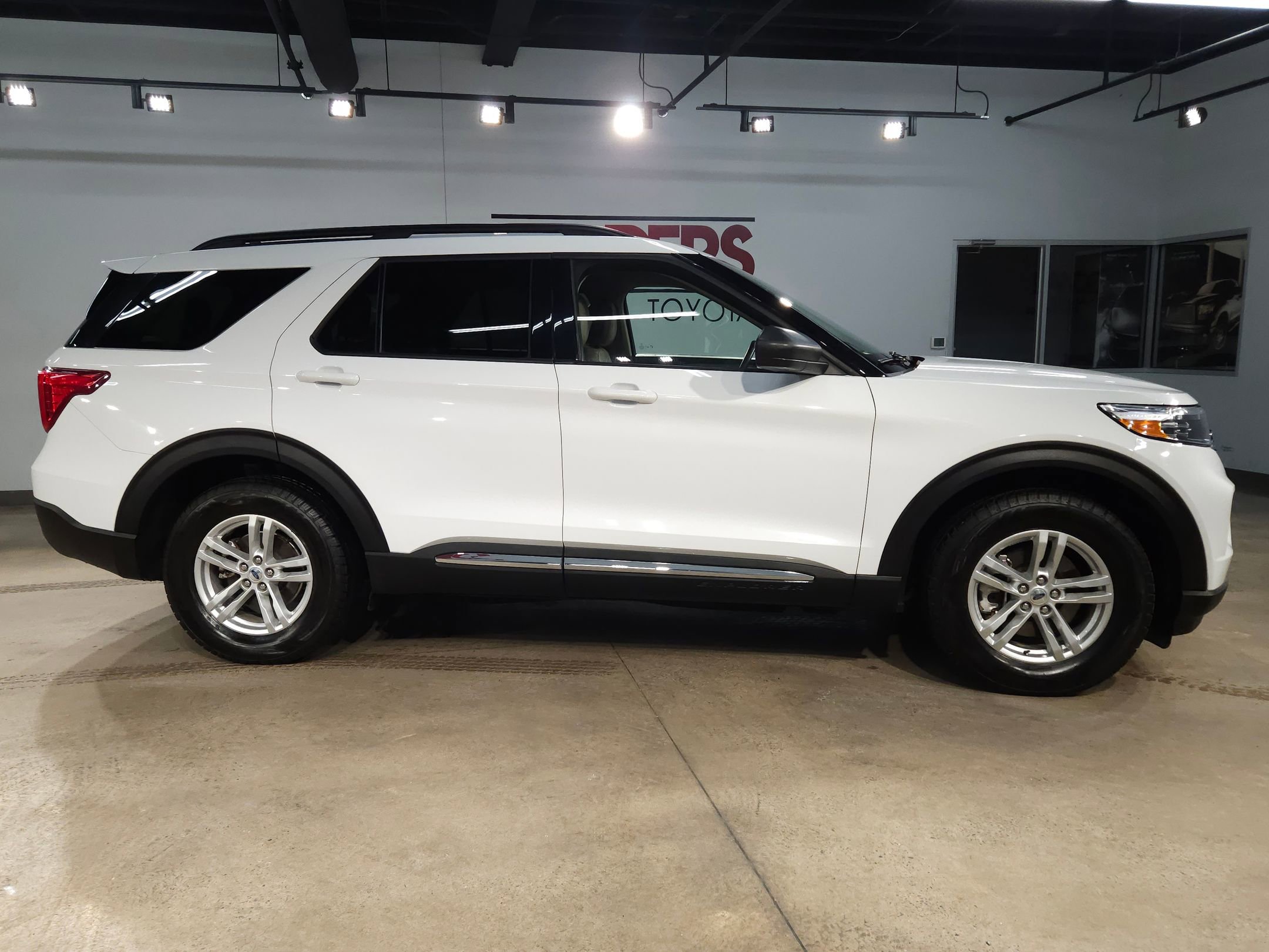 Used 2023 Ford Explorer XLT w/ Equipment Group 202A image 8