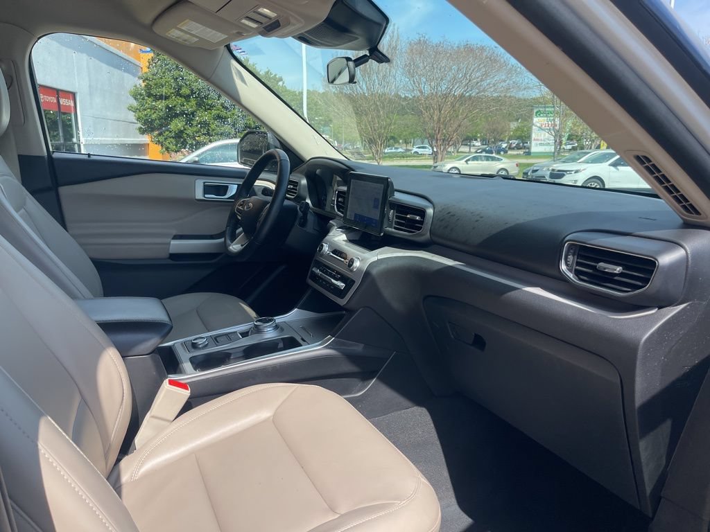 Used 2023 Ford Explorer XLT w/ Equipment Group 202A AWD/4WD image 17