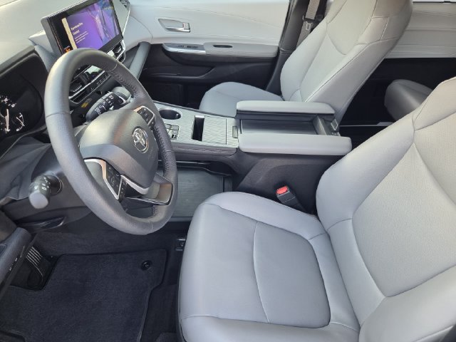 Certified 2025 Toyota Sienna XLE FWD image 11