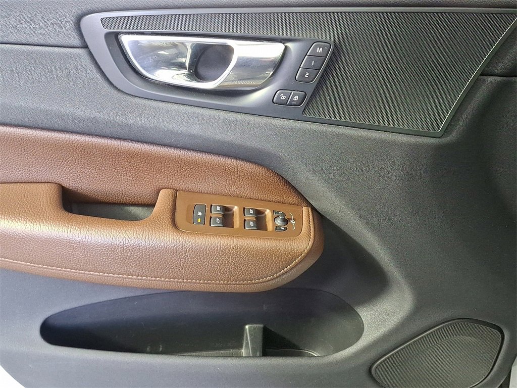 Used 2018 Volvo XC60 T5 Momentum w/ Vision Package image 16