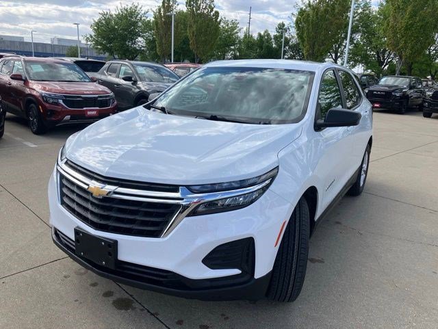 Used 2022 Chevrolet Equinox LS w/ LS Convenience Package FWD image 2