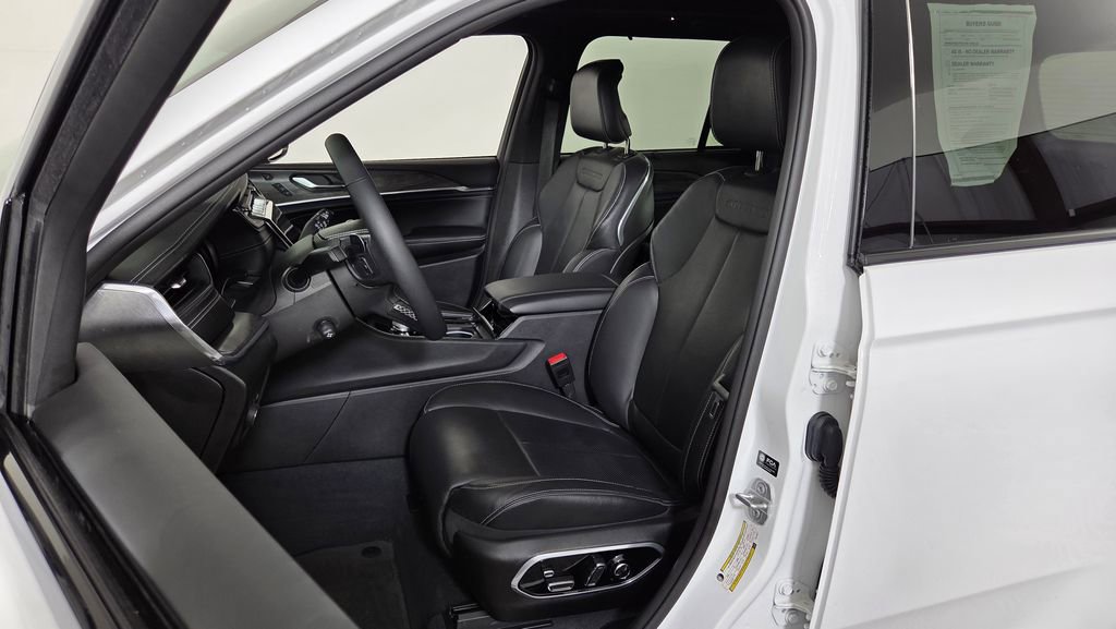 Used 2023 Jeep Grand Cherokee Overland w/ Luxury Tech Group IV AWD/4WD image 15