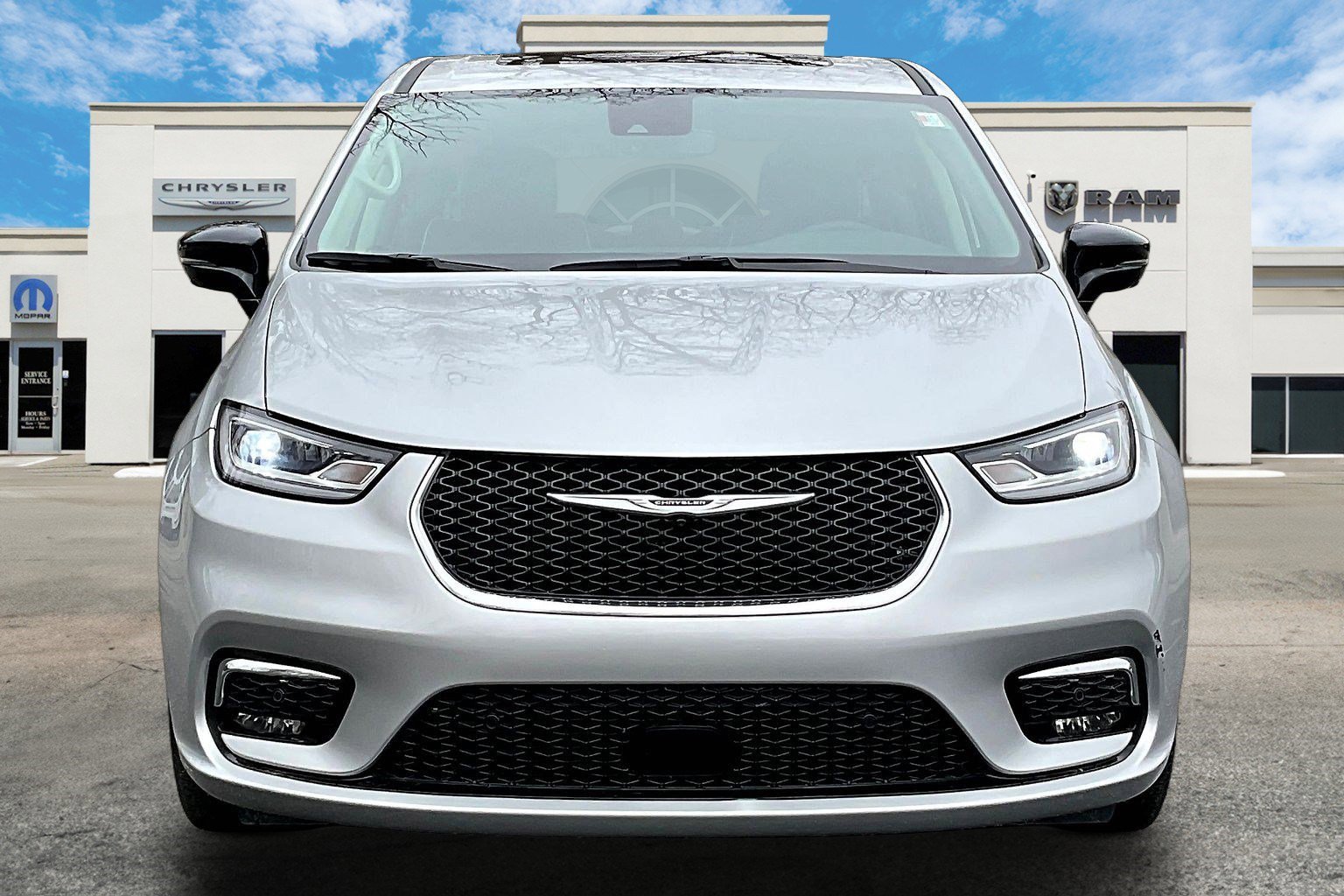 Used 2024 Chrysler Pacifica Limited image 3
