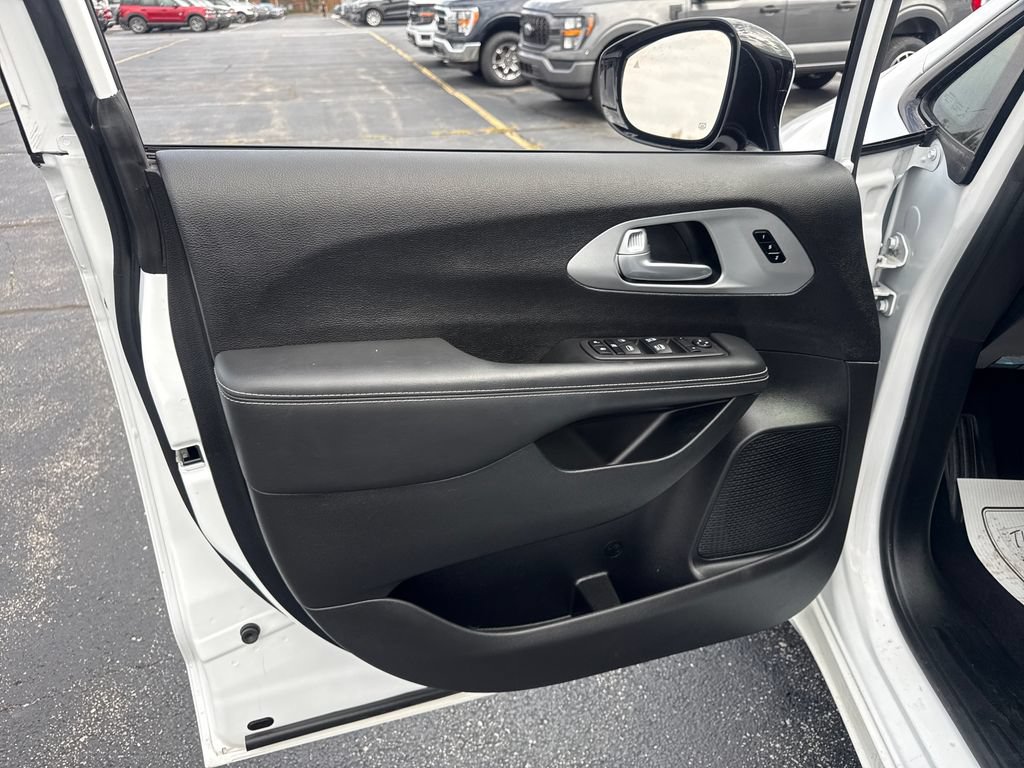 Used 2024 Chrysler Pacifica Touring-L w/ S Appearance Package AWD/4WD image 34