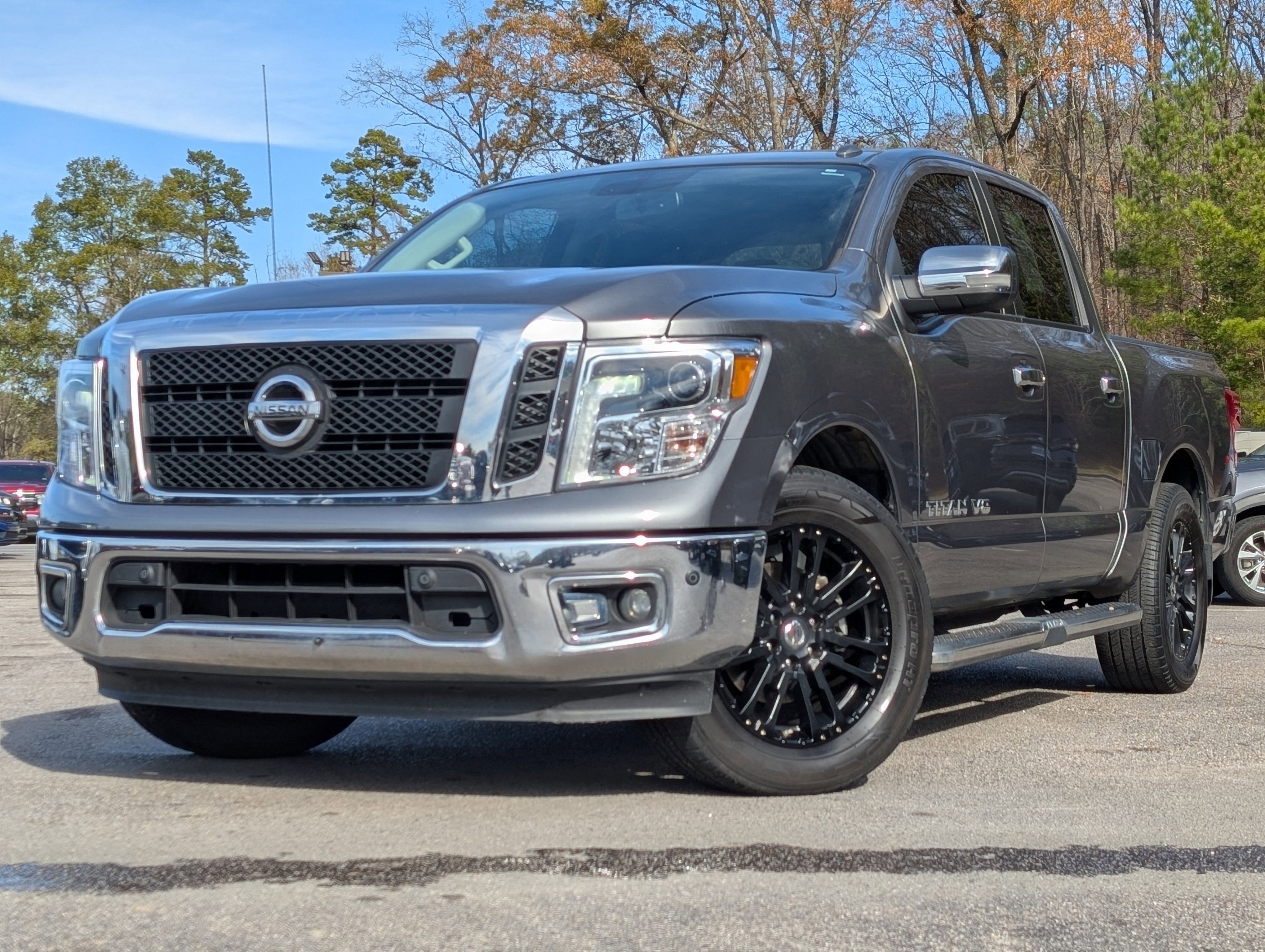 Used 2018 Nissan Titan SL image 4