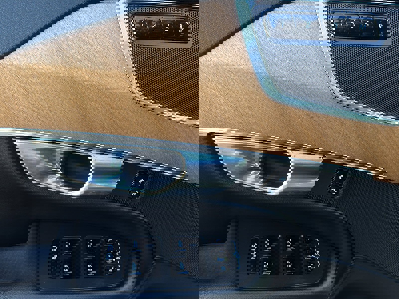 Used 2023 Volvo XC90 B6 Plus w/ Protection Package image 17