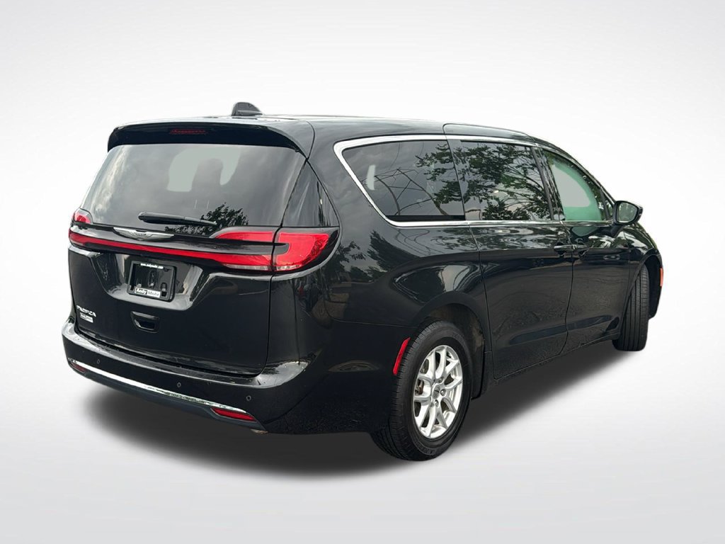 Used 2023 Chrysler Pacifica Touring-L FWD image 7