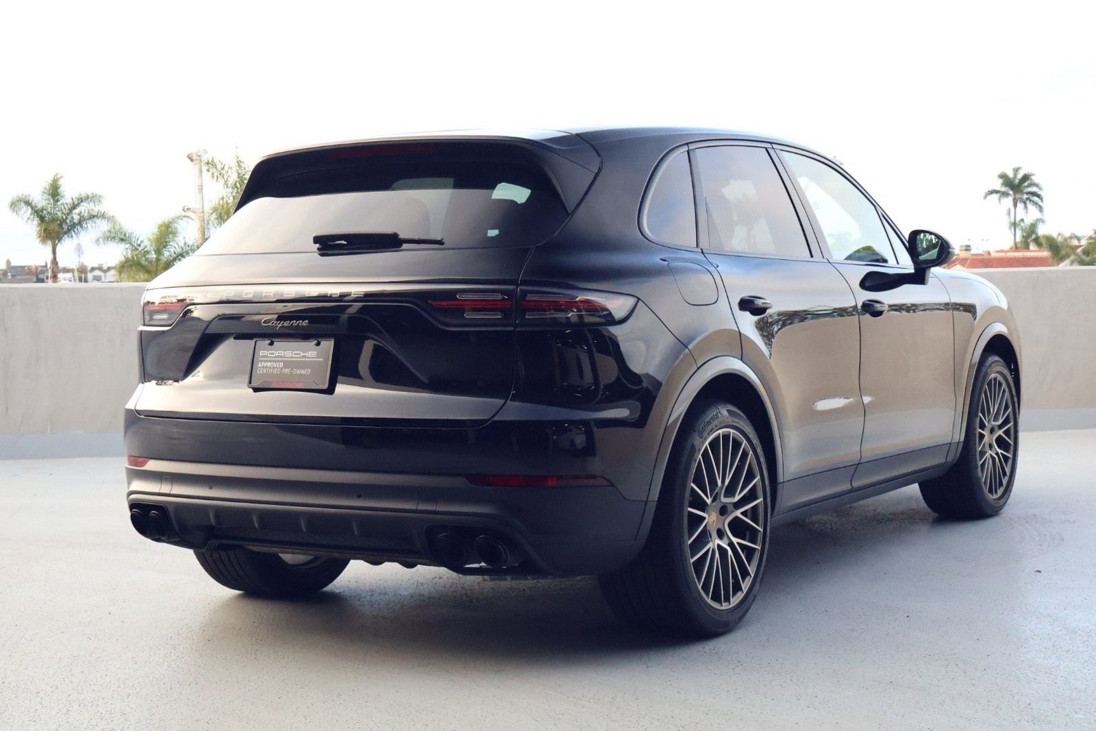Certified 2023 Porsche Cayenne Platinum Edition image 9