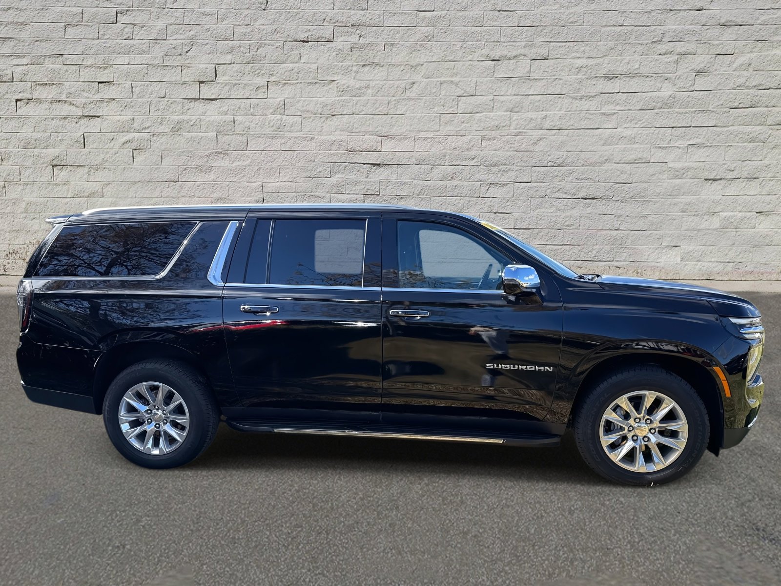 Used 2025 Chevrolet Suburban Premier image 4