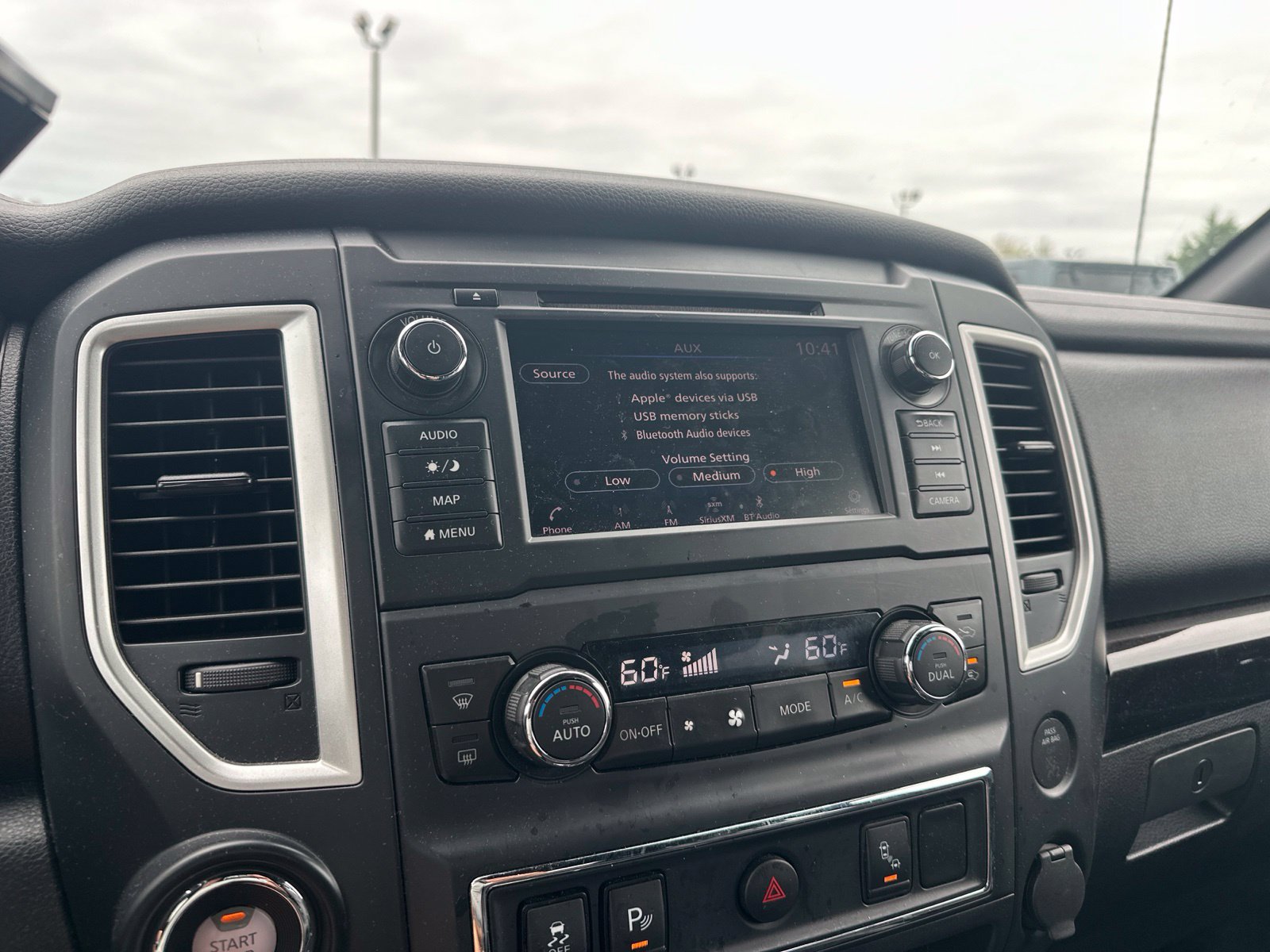 Used 2019 Nissan Titan SV w/ SV Convenience Package RWD image 9