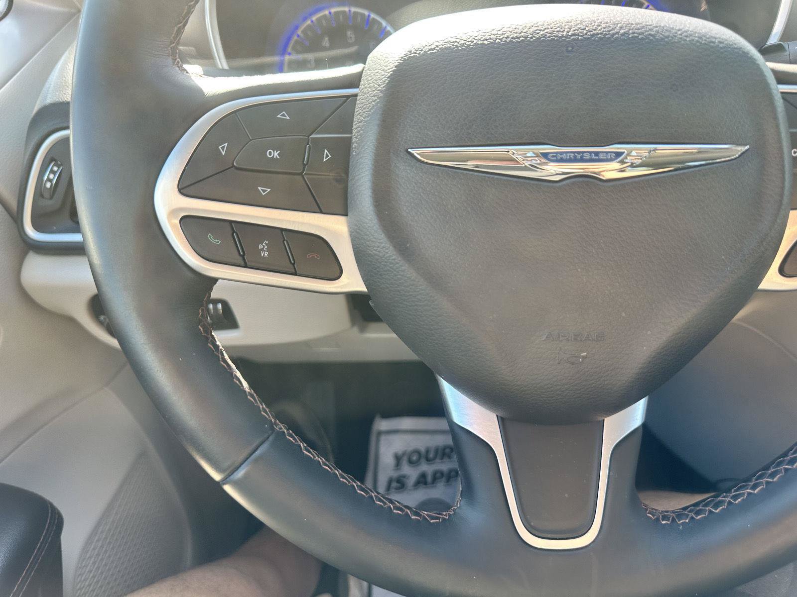 Used 2018 Chrysler Pacifica Touring-L FWD image 23