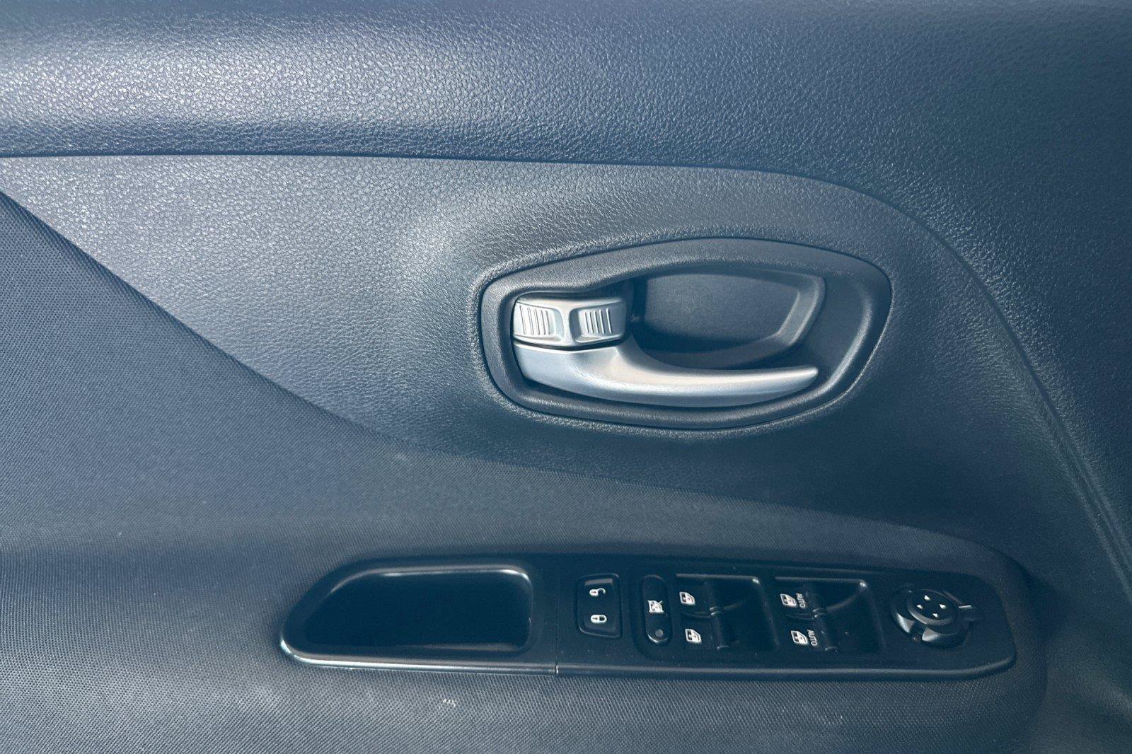 Used 2016 Jeep Renegade Latitude FWD image 11