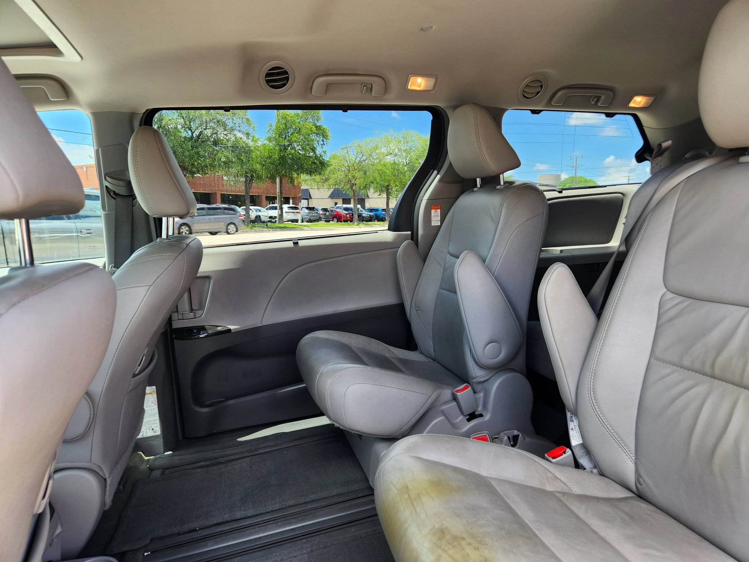 Used 2017 Toyota Sienna XLE w/ XLE Navigation Package FWD image 8