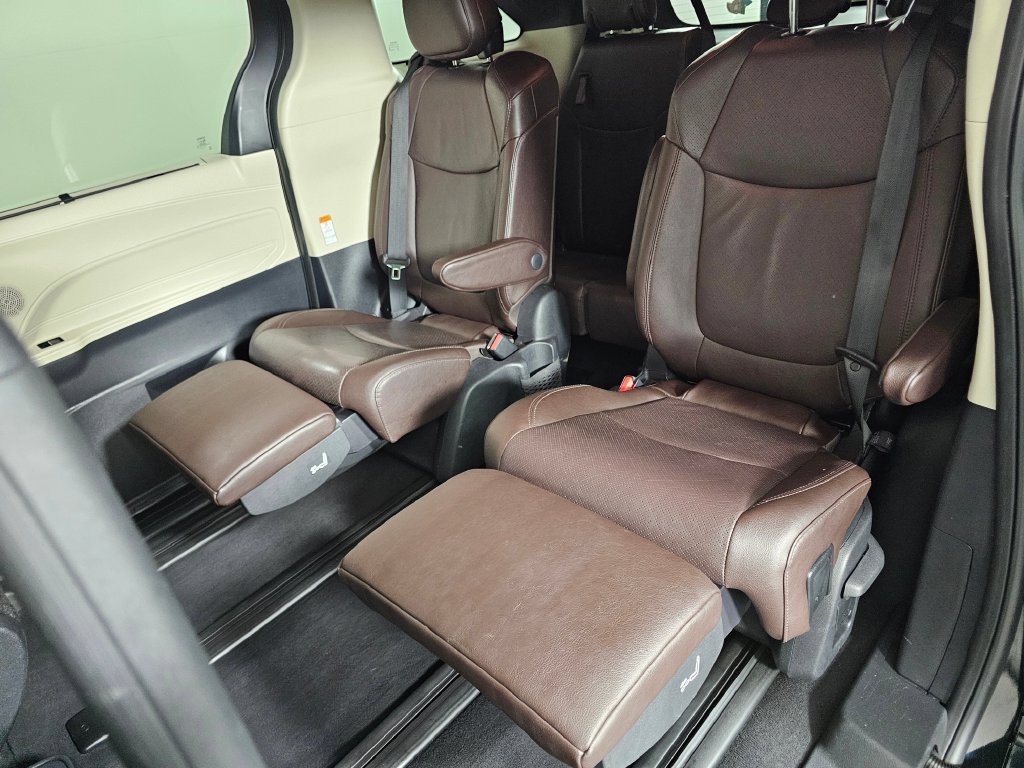Used 2022 Toyota Sienna Platinum AWD/4WD image 17