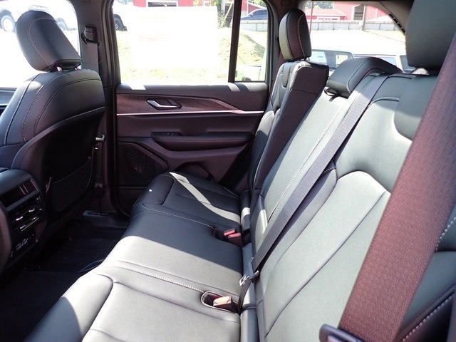 New 2025 Jeep Grand Cherokee Limited w/ Black Appearance Package image 13