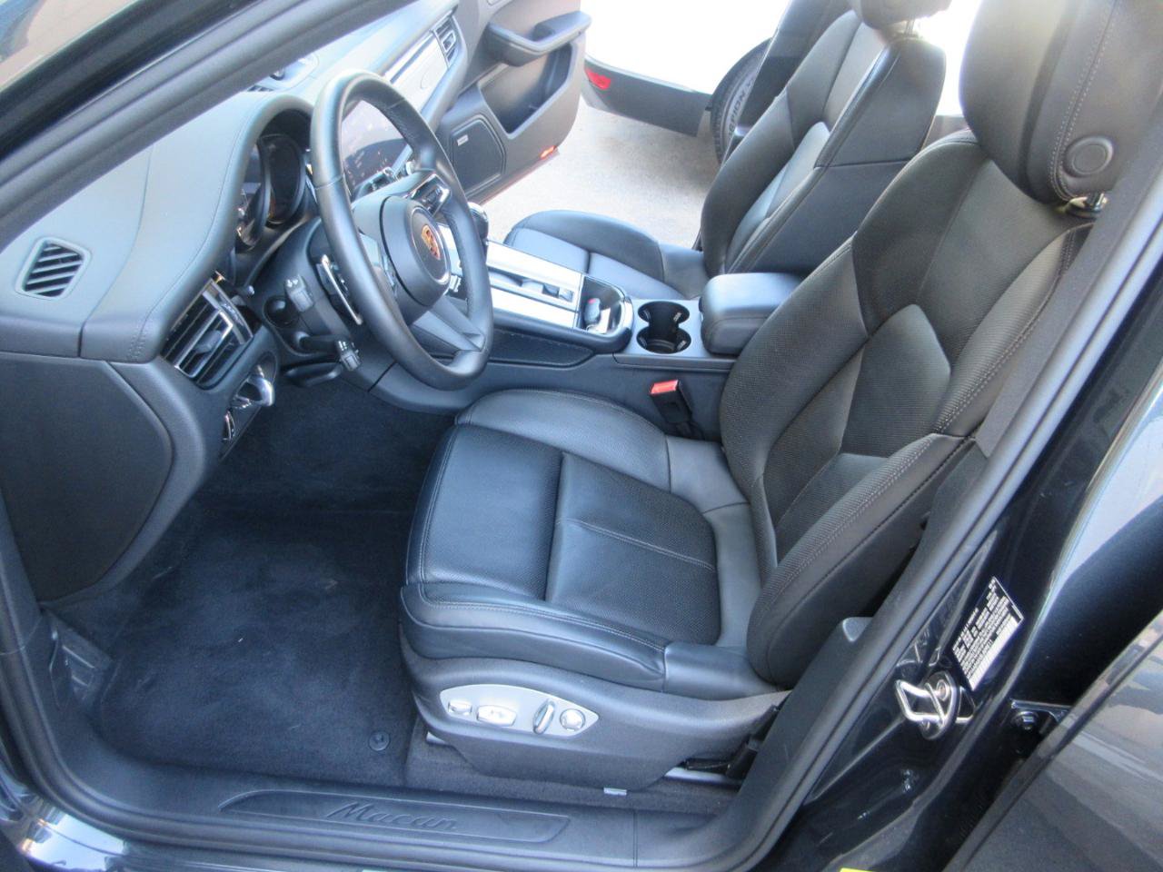 Used 2025 Porsche Macan w/ Premium Package Plus AWD/4WD image 9