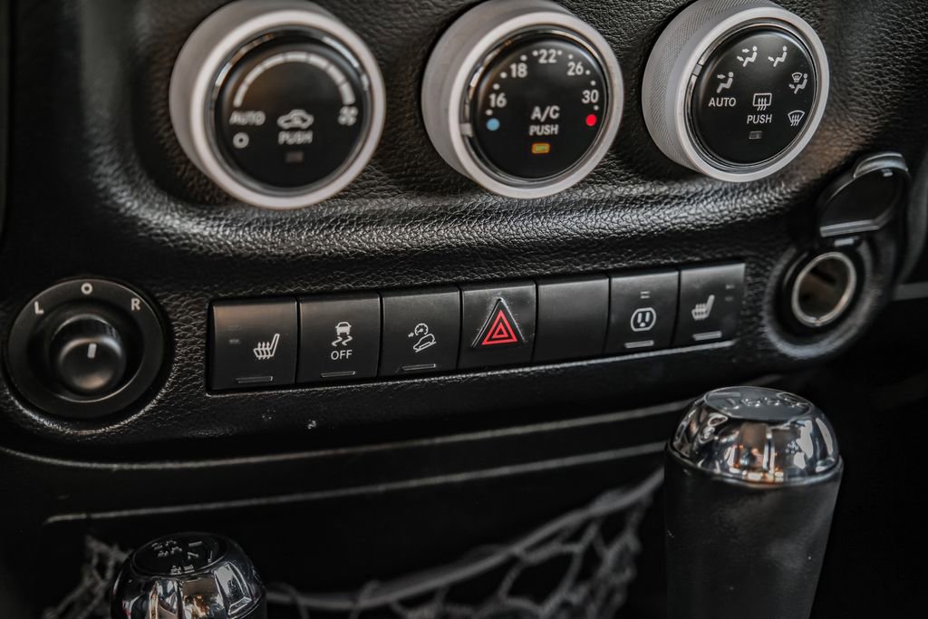 Used 2015 Jeep Wrangler Unlimited Sahara w/ Quick Order Package 24X image 27