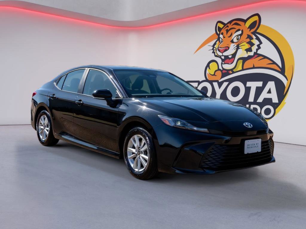 Used 2025 Toyota Camry LE image 3