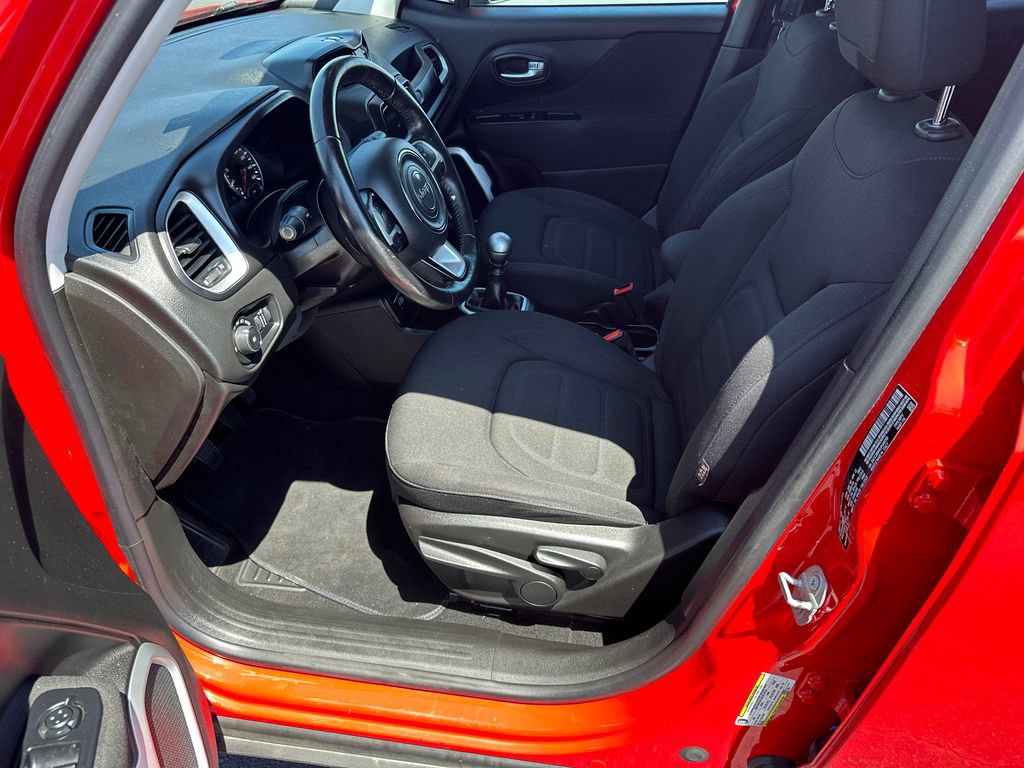 Used 2018 Jeep Renegade Latitude AWD/4WD image 9