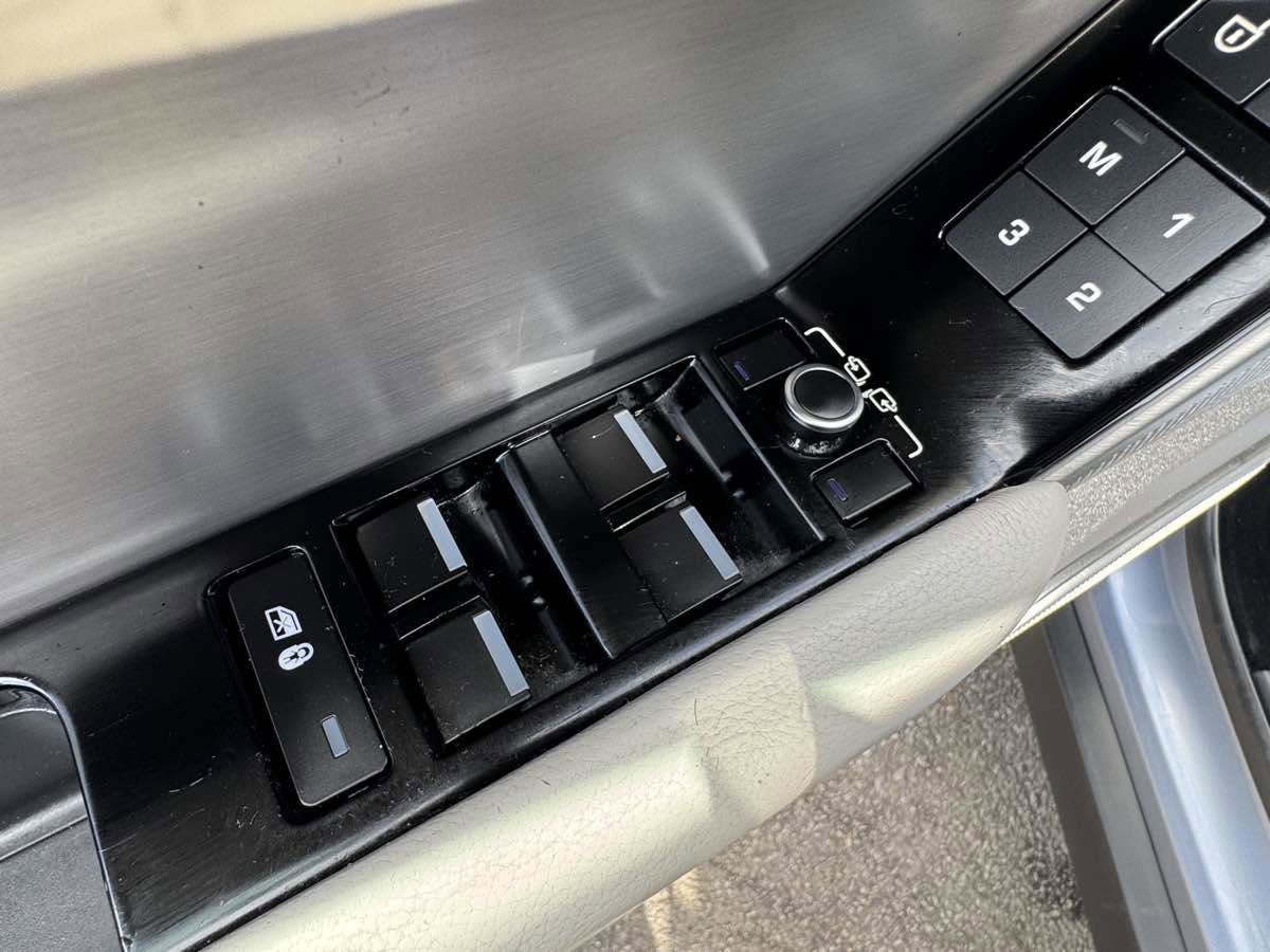 Used 2020 Land Rover Range Rover Velar R-Dynamic S image 27