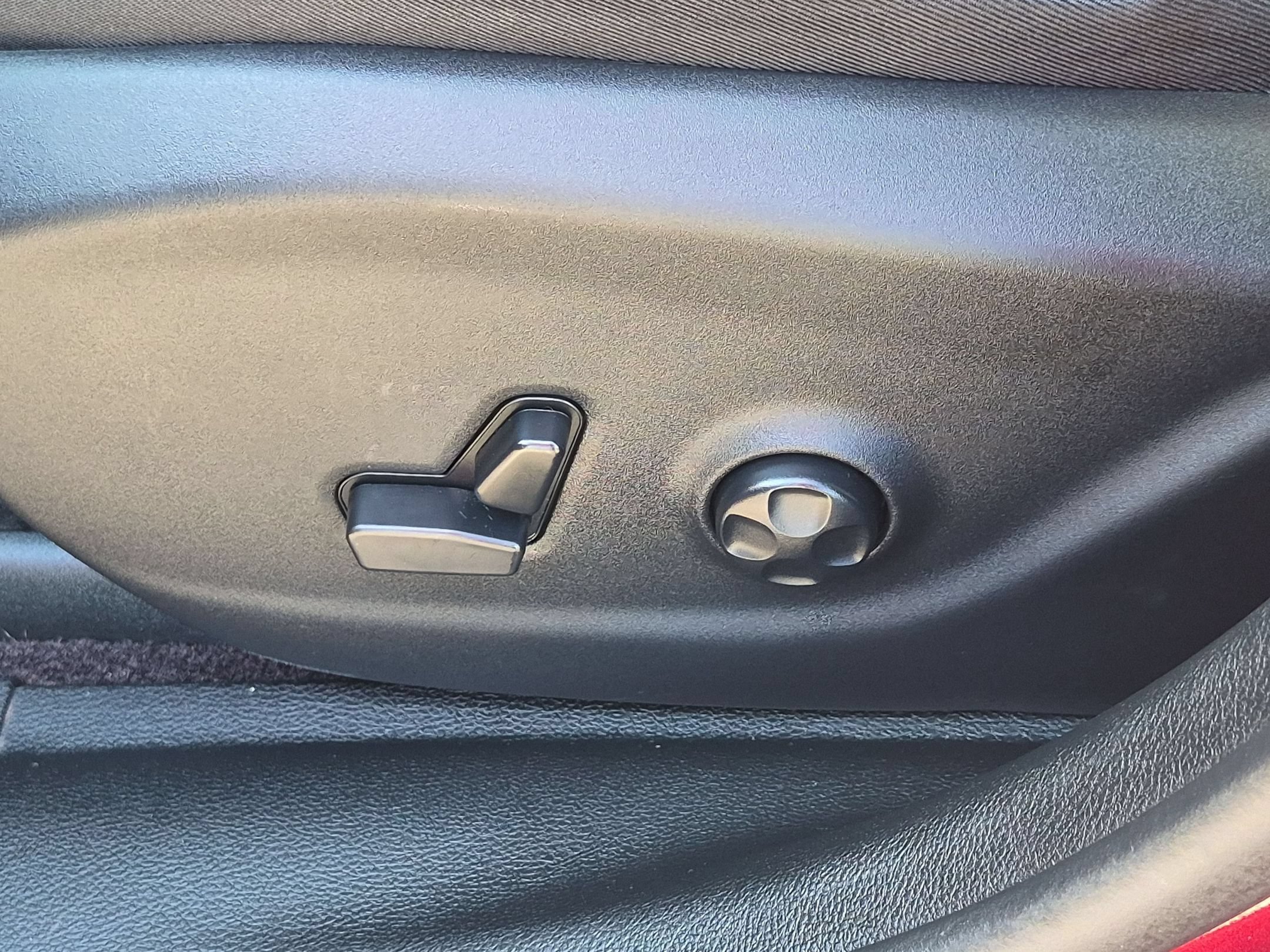 Used 2019 Jeep Cherokee Latitude Plus w/ Comfort/Convenience Group FWD image 15
